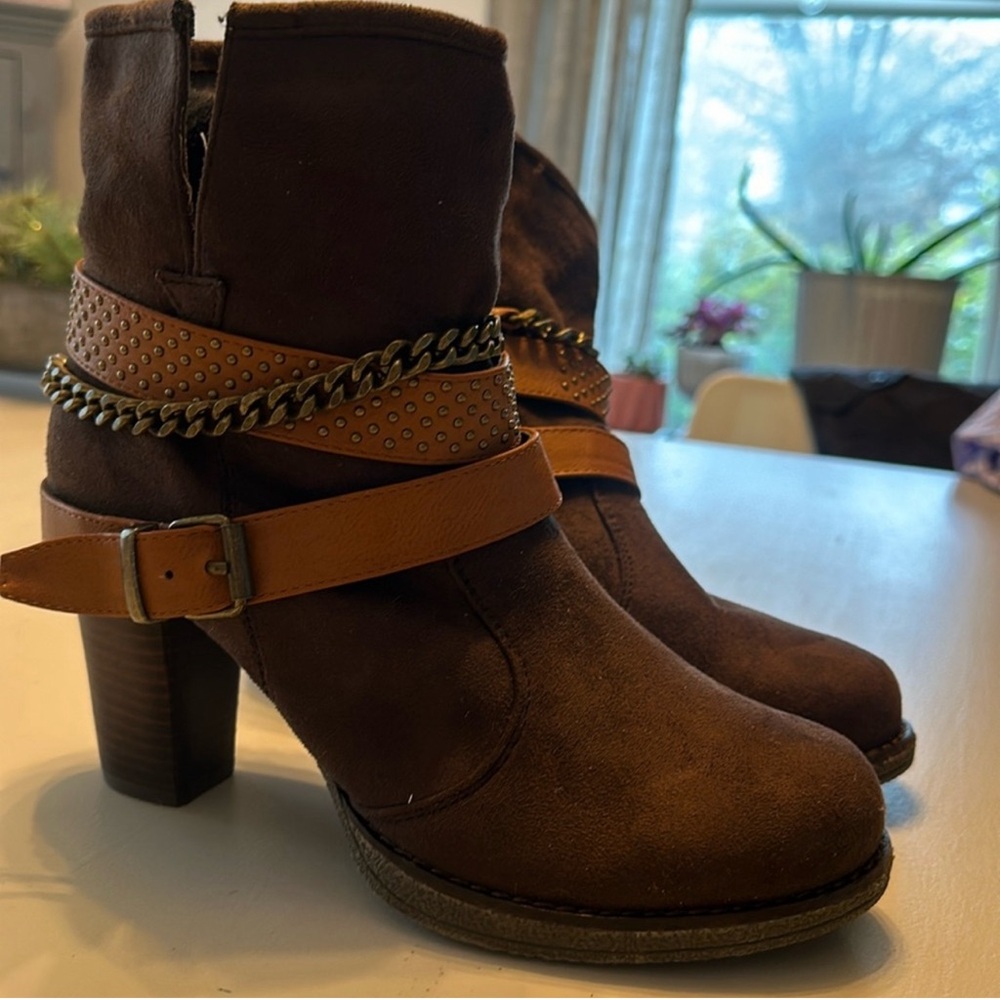 Bundle of Brown Boots, Gray Sweater Dress, and Jeans for Mellon.